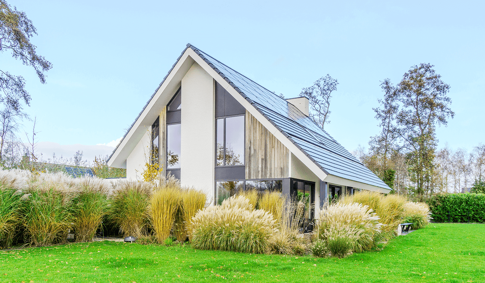 Modern minimalistisch woonhuis in Oranjewoud met verticale gevelelementen, keim-afwerking en grote glaspartijen.